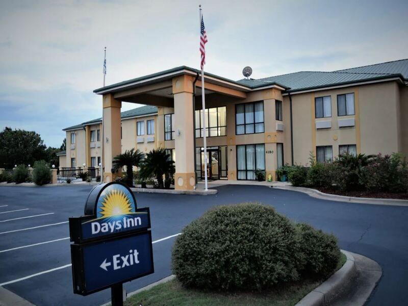 Days Inn By Wyndham Montgomery Extérieur photo