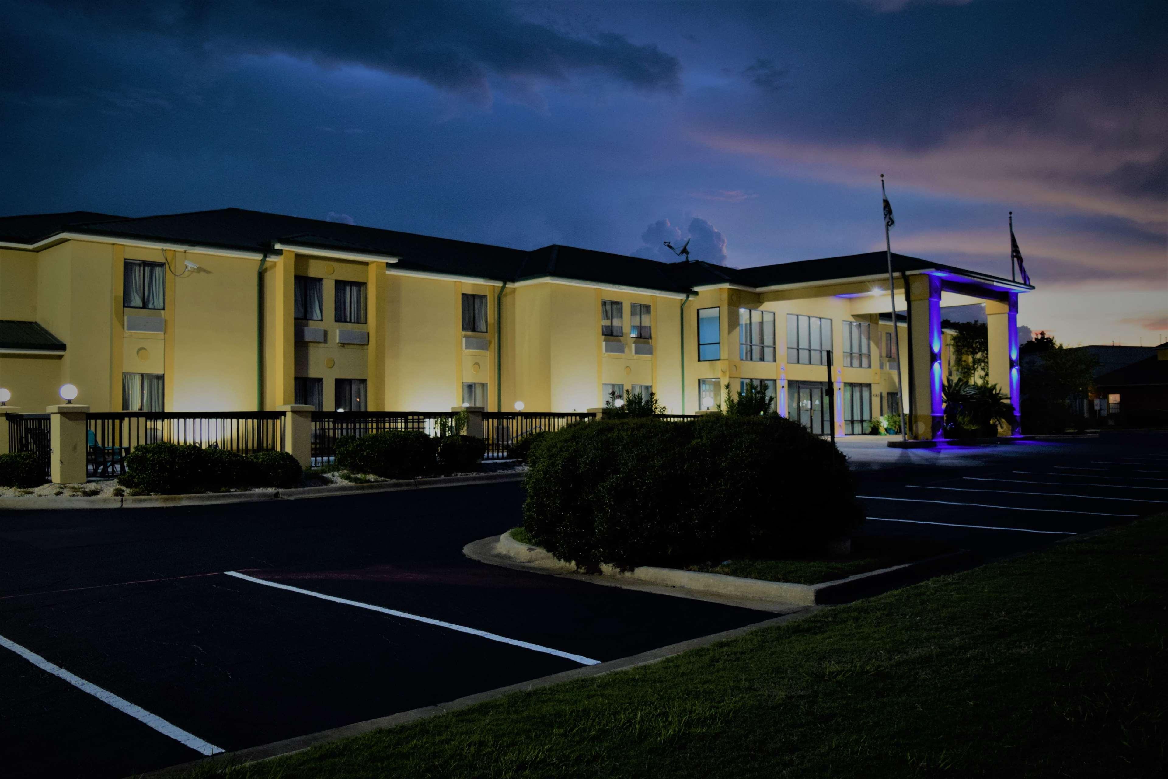 Days Inn By Wyndham Montgomery Extérieur photo
