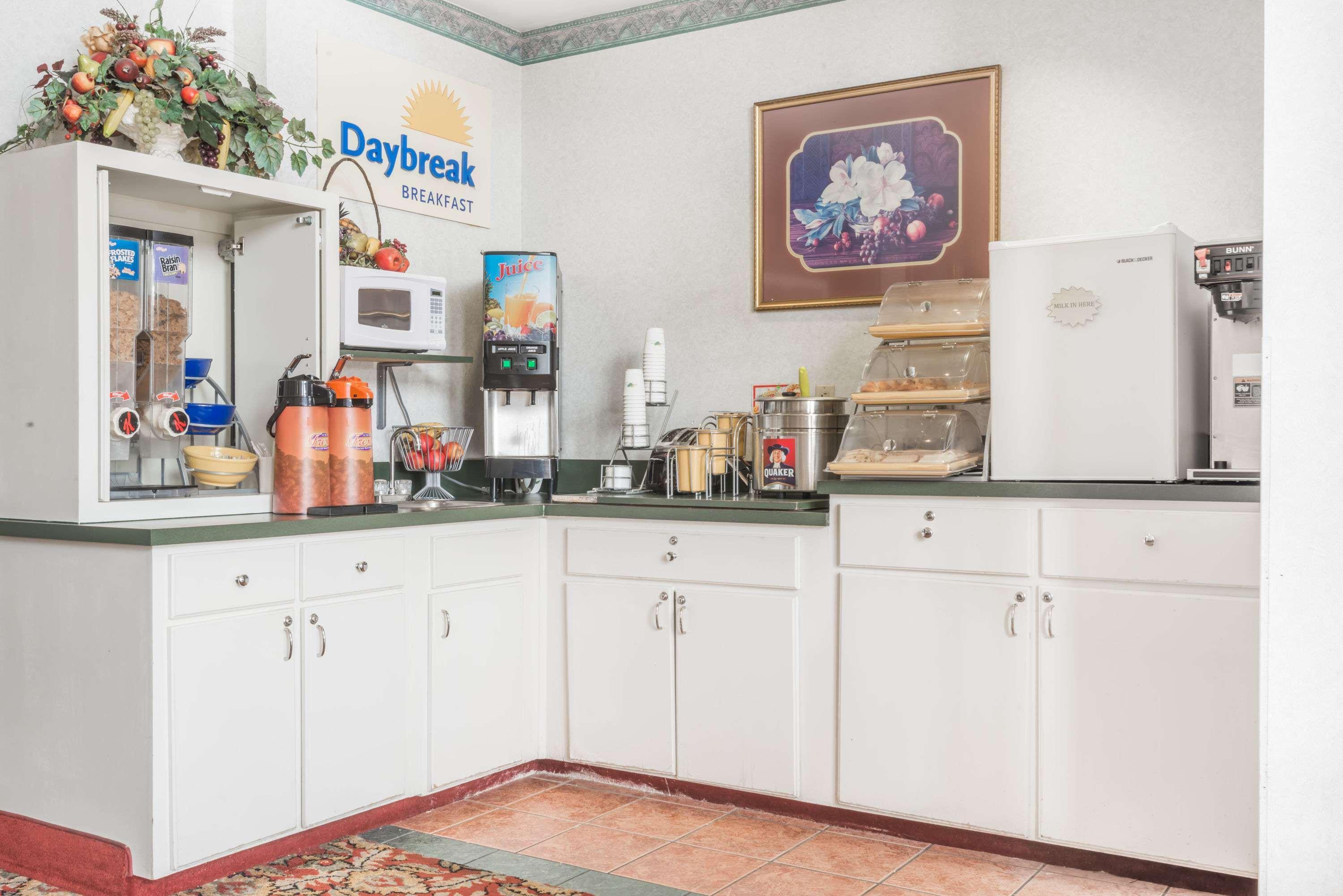 Days Inn By Wyndham Montgomery Extérieur photo